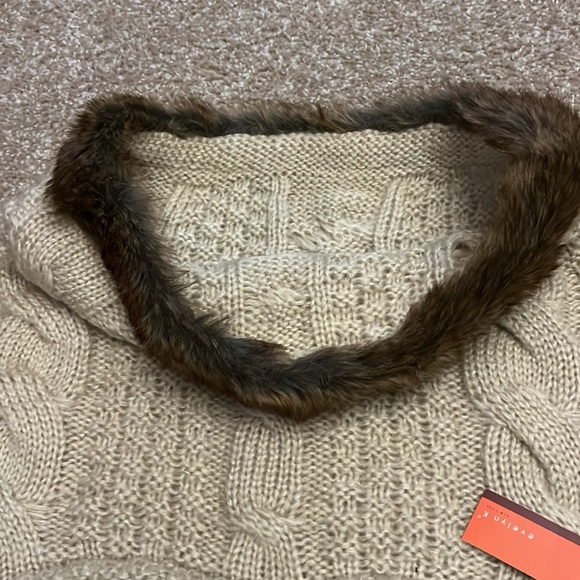 Evelyn K faux fur trimmed cable knit cowl NWT no flaws beige with brown faux fur - Picture 8 of 11